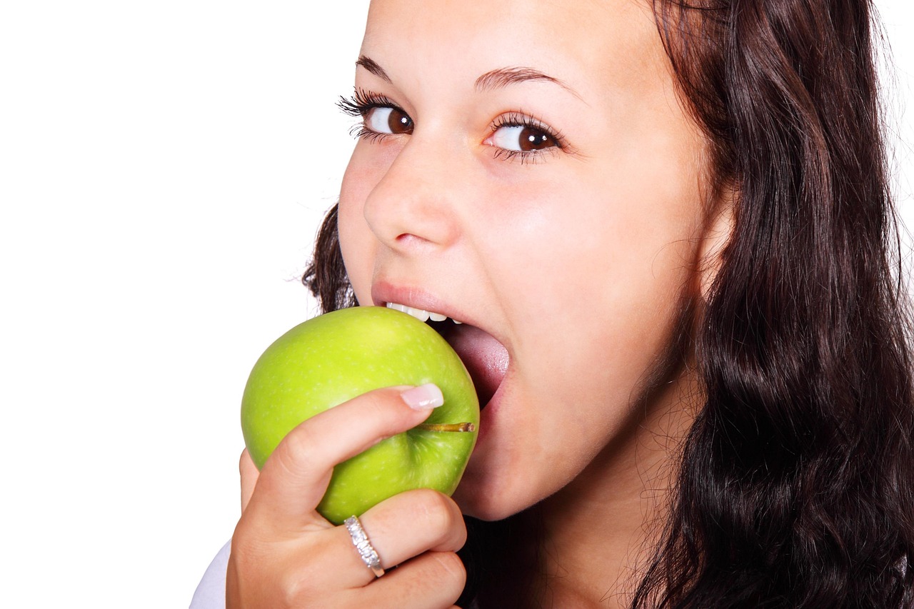 Alt=The danger of eating any food without first blessing it.