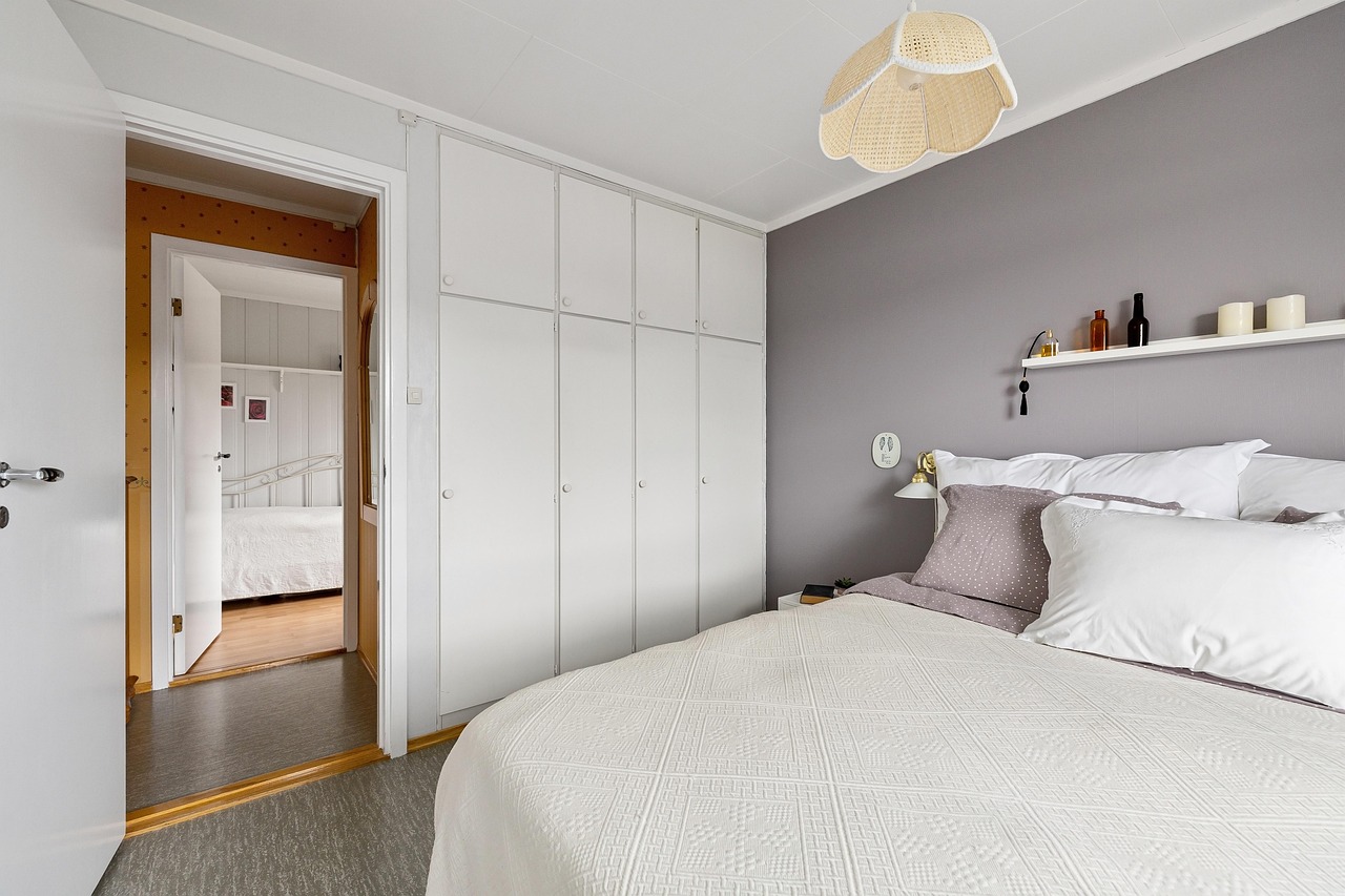 Alt=Five places in your home that you should always anoint with oil.